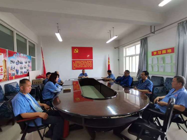 運(yùn)輸采供黨支部召開(kāi)黨員大會(huì)，組織主題教育集中學(xué)習(xí)。